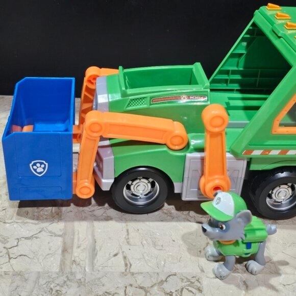 Paw Patrol, Rocky’s Reuse It Deluxe Truck with Collectible Toy Figure - Picture 2 of 11
